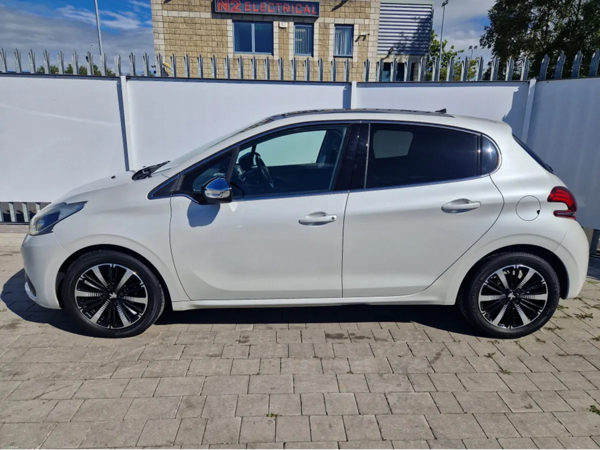 Peugeot 208 1.2 PETROL AUTO - Image 6