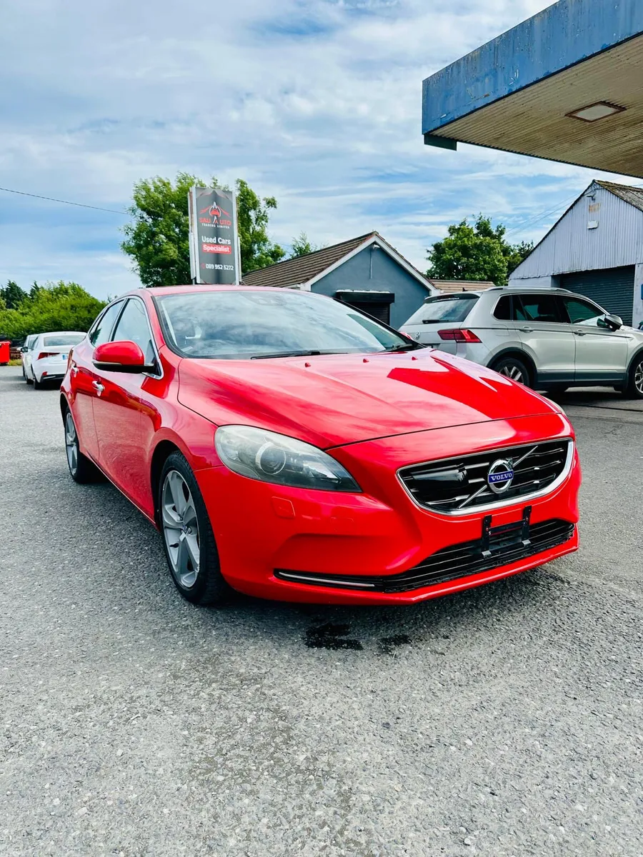 Volvo V40 2015 1.6 T2 ES AUTOMATIC VERY LOW MILEAG - Image 1
