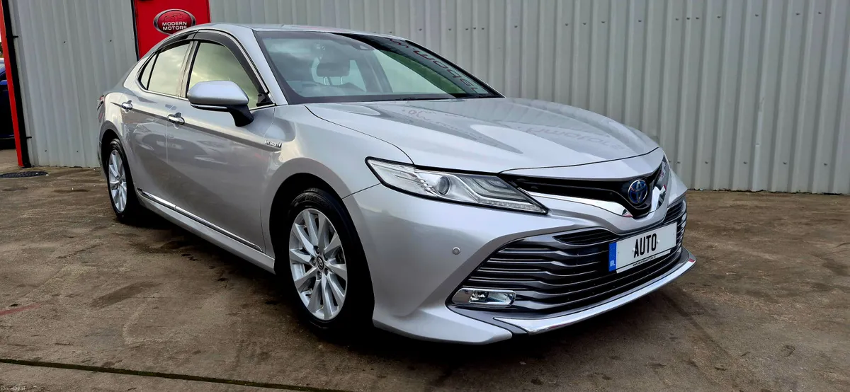 Toyota Camry hybrid/petrol auto new model low kms - Image 3