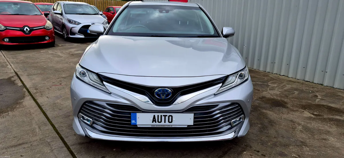 Toyota Camry hybrid/petrol auto new model low kms - Image 4