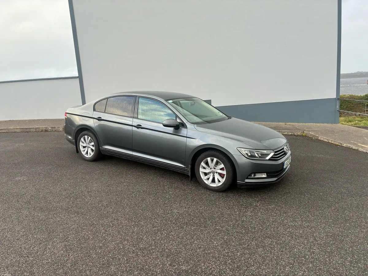 2015 Volkswagen Passat - Image 2
