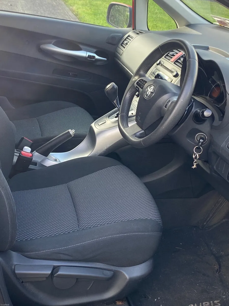 Toyota Auris 2010 - Image 2