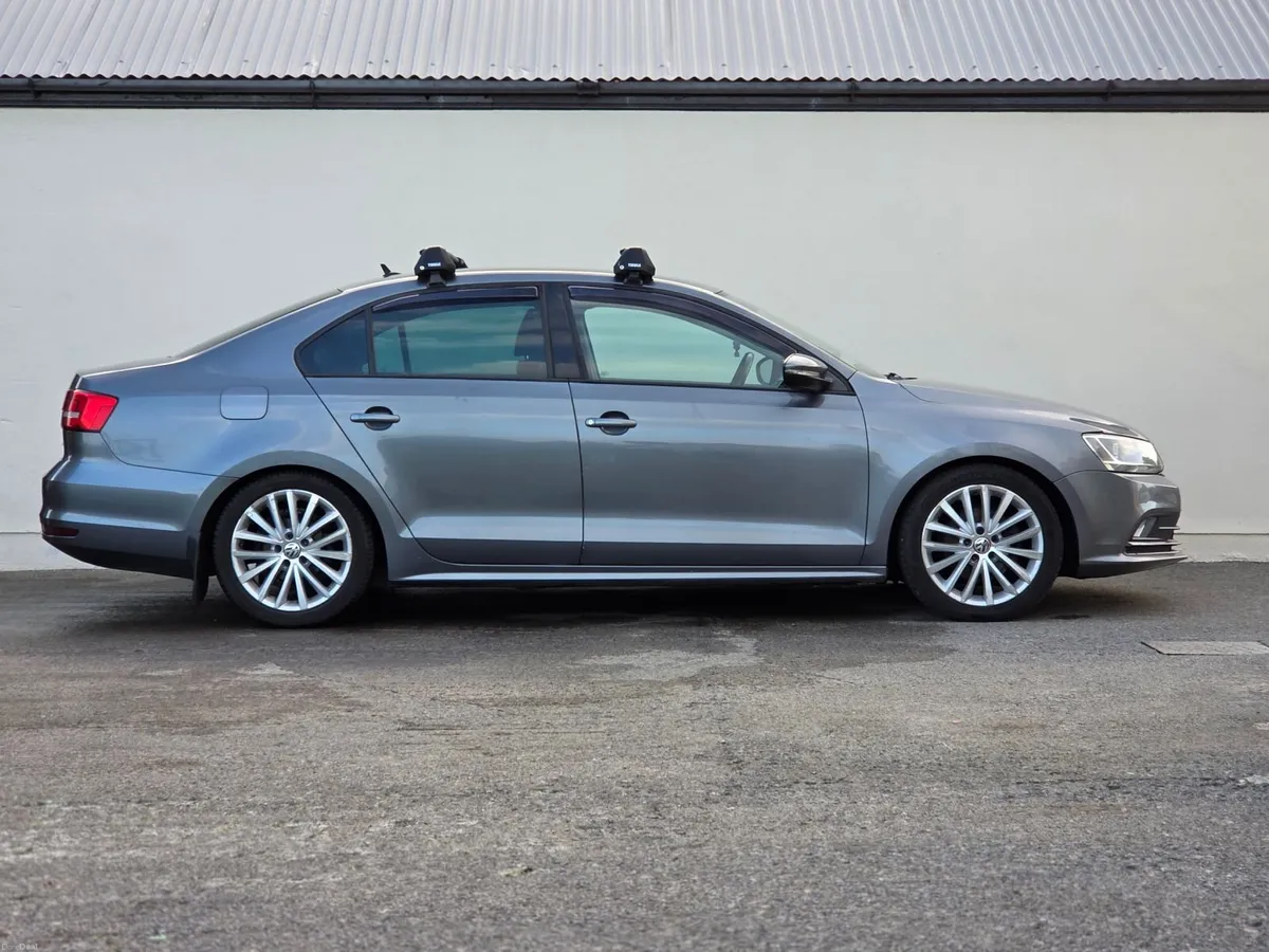 Volkswagen Jetta 2015 - Image 2