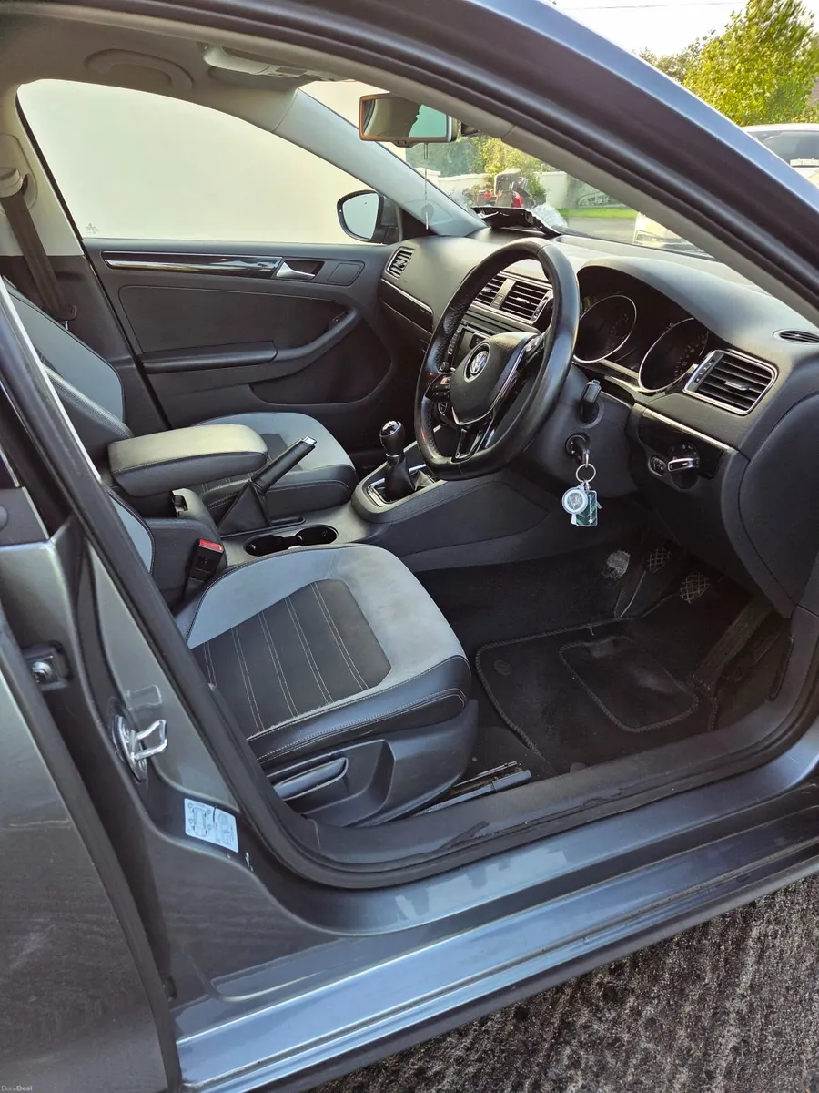Volkswagen Jetta 2015 - Image 5