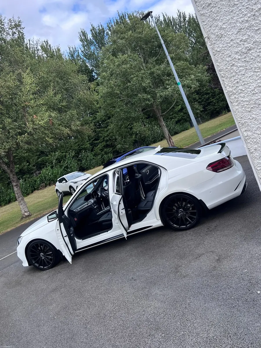 Mercedes E220 amg line night edition - Image 5