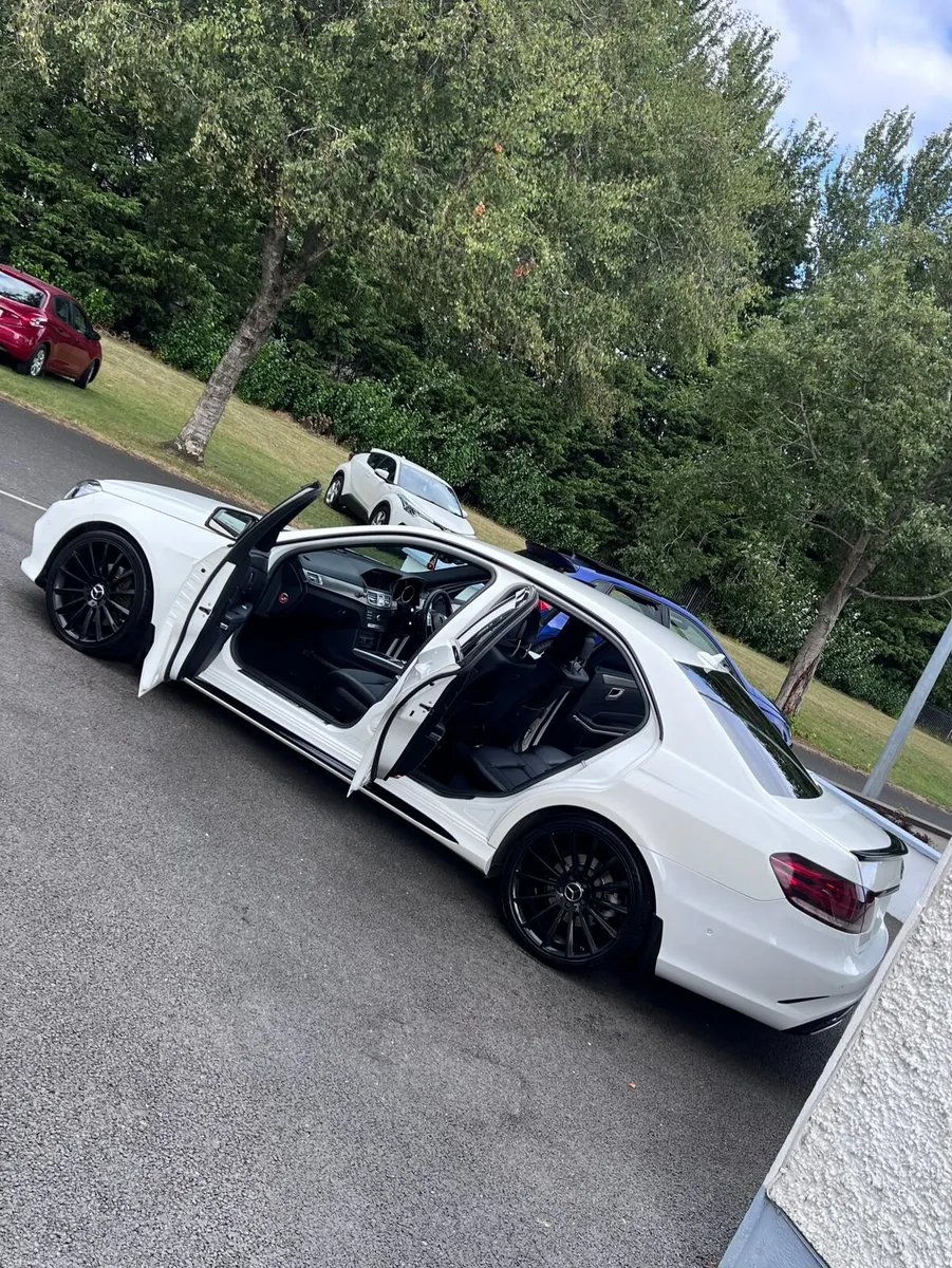 Mercedes E220 amg line night edition - Image 4