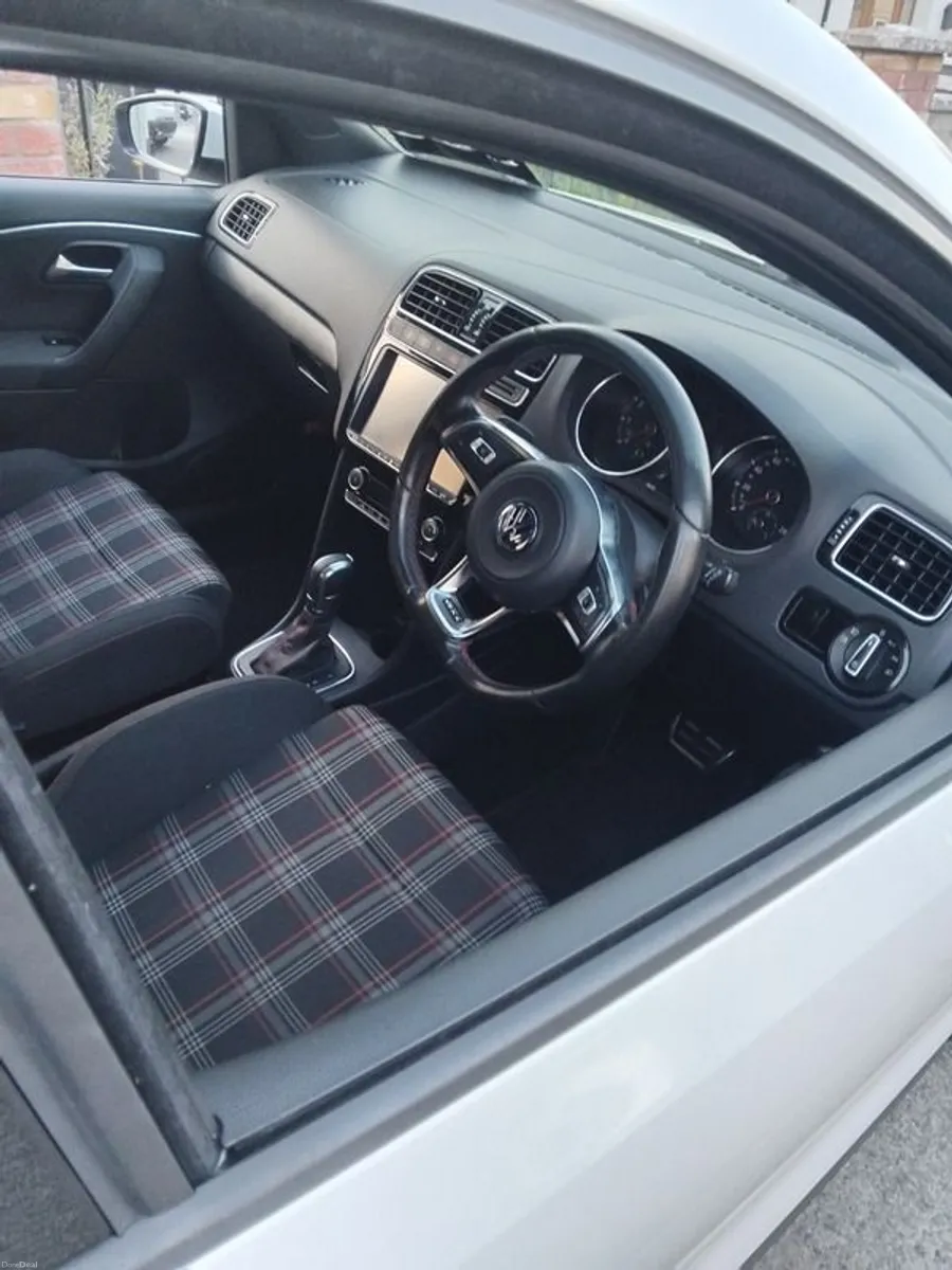 2016 Volkswagen Polo - Image 2
