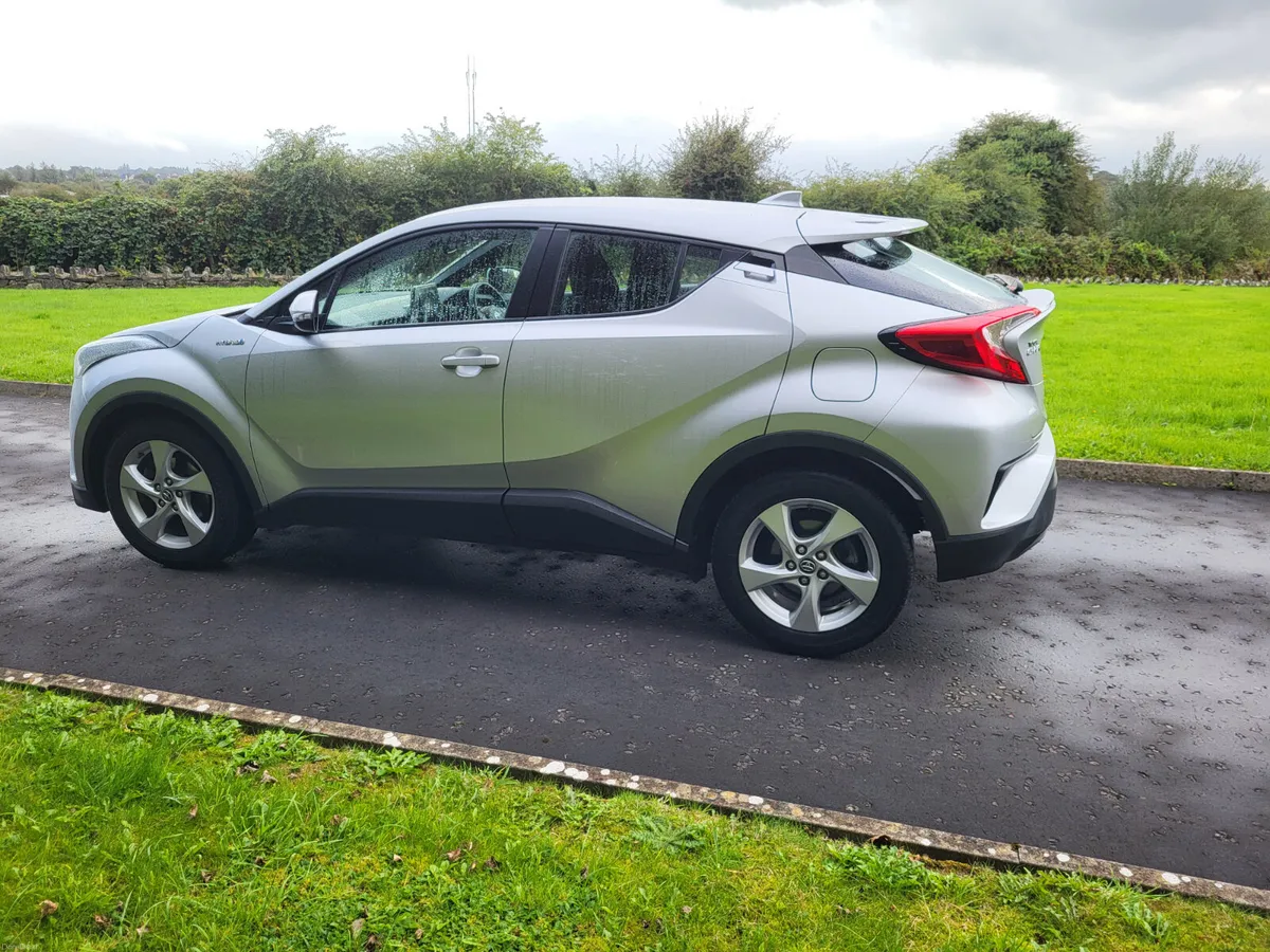 Toyota C-HR HYBRID AUTOMATIC - Image 4