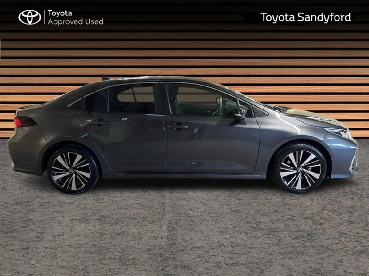 Toyota Corolla LUNA SPORT SALOON // HEATED SEATS / - Image 3