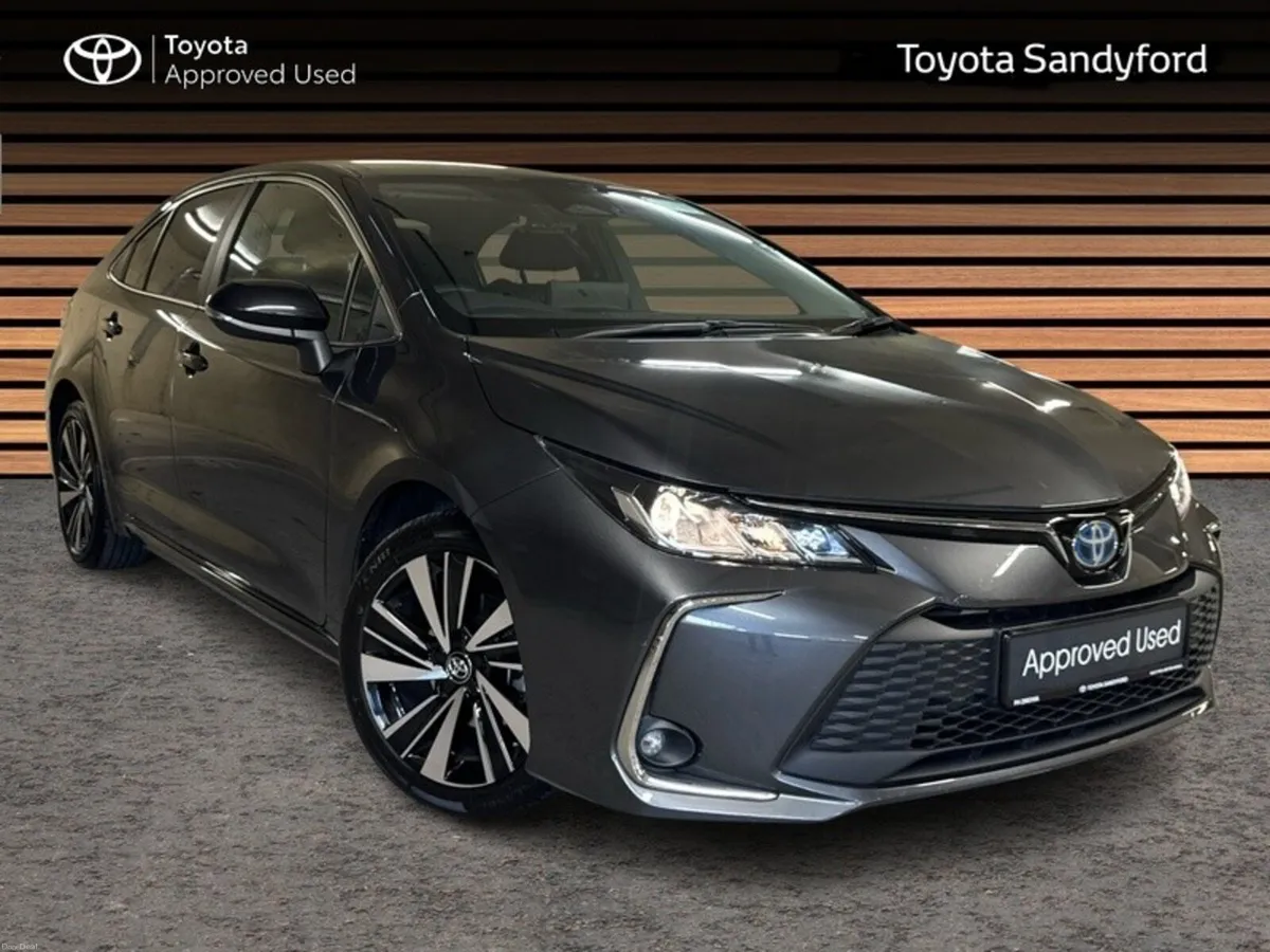 Toyota Corolla LUNA SPORT SALOON // HEATED SEATS / - Image 1