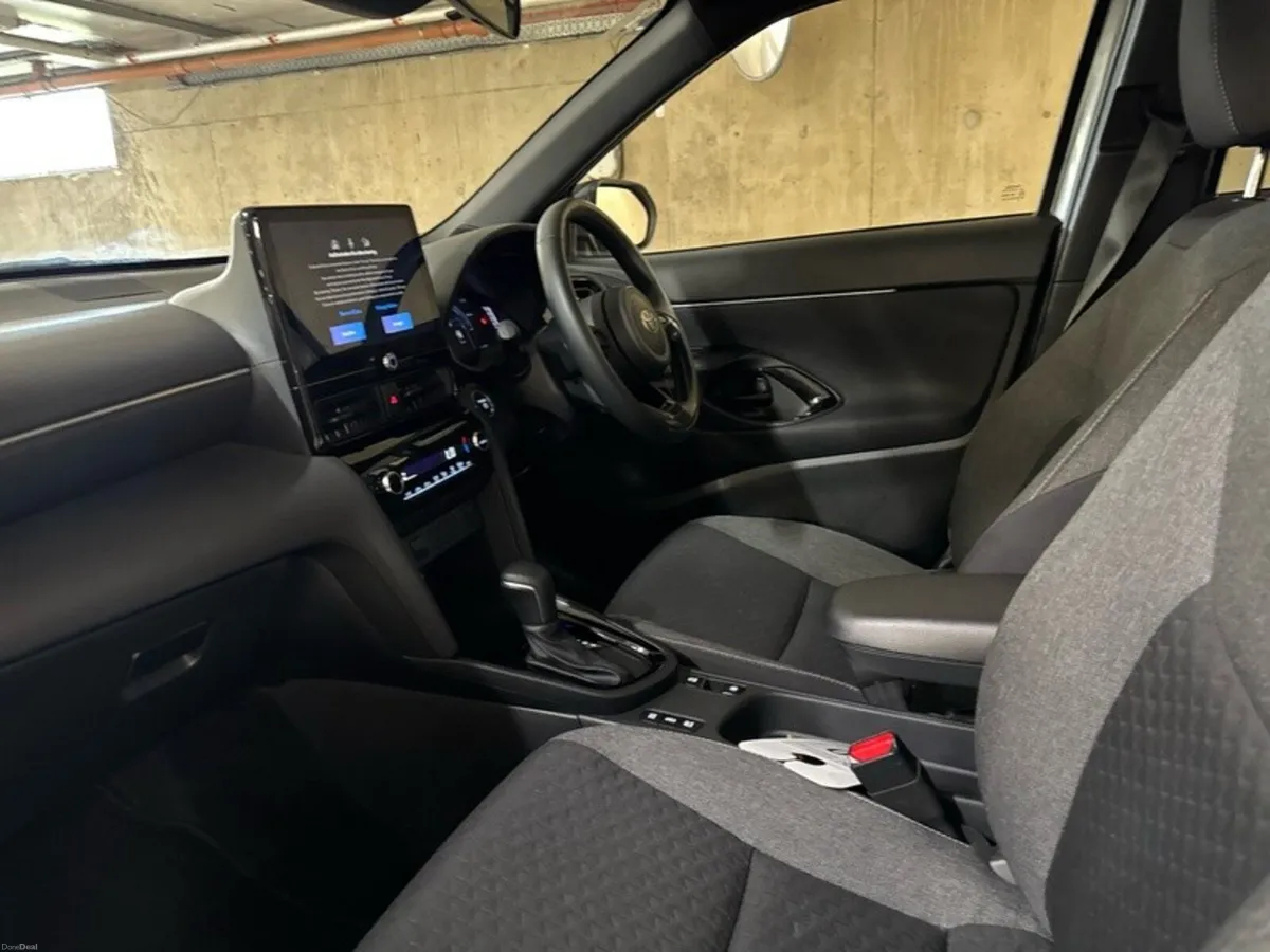Toyota Yaris Cross LUNA SPORT BI-TONE // REAR CAME - Image 6