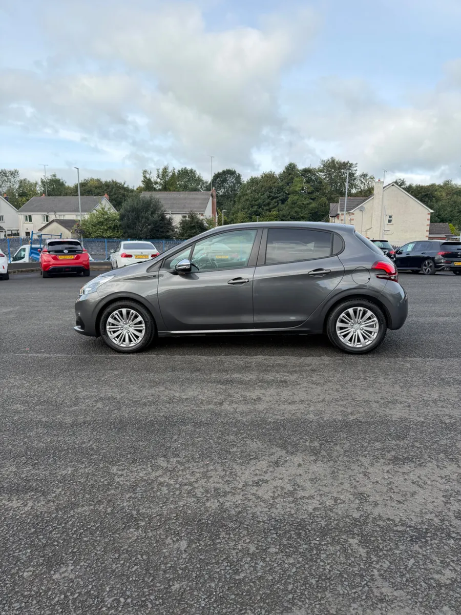 Peugeot 208 1.2 Signature 5/Door - Image 4