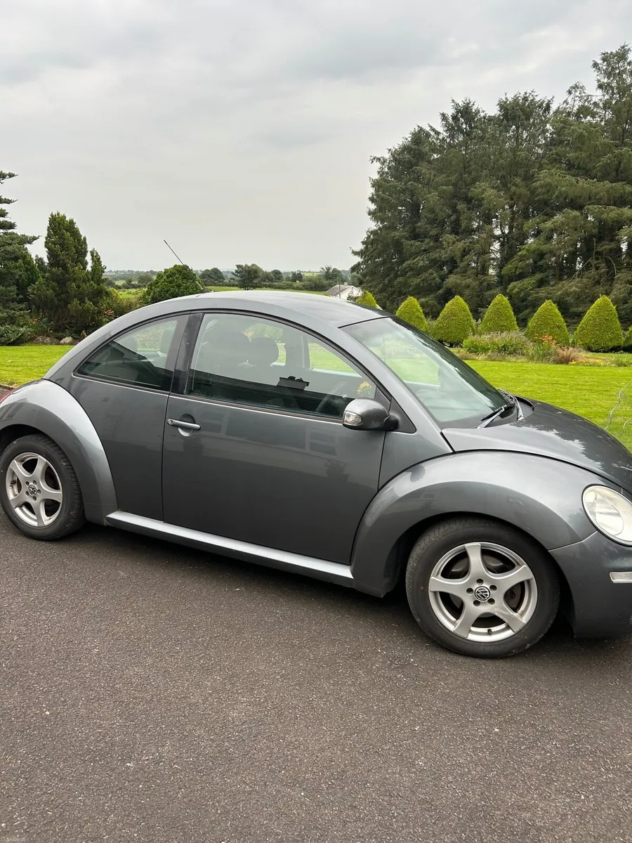 Volkswagen Beetle 2010 - Image 2