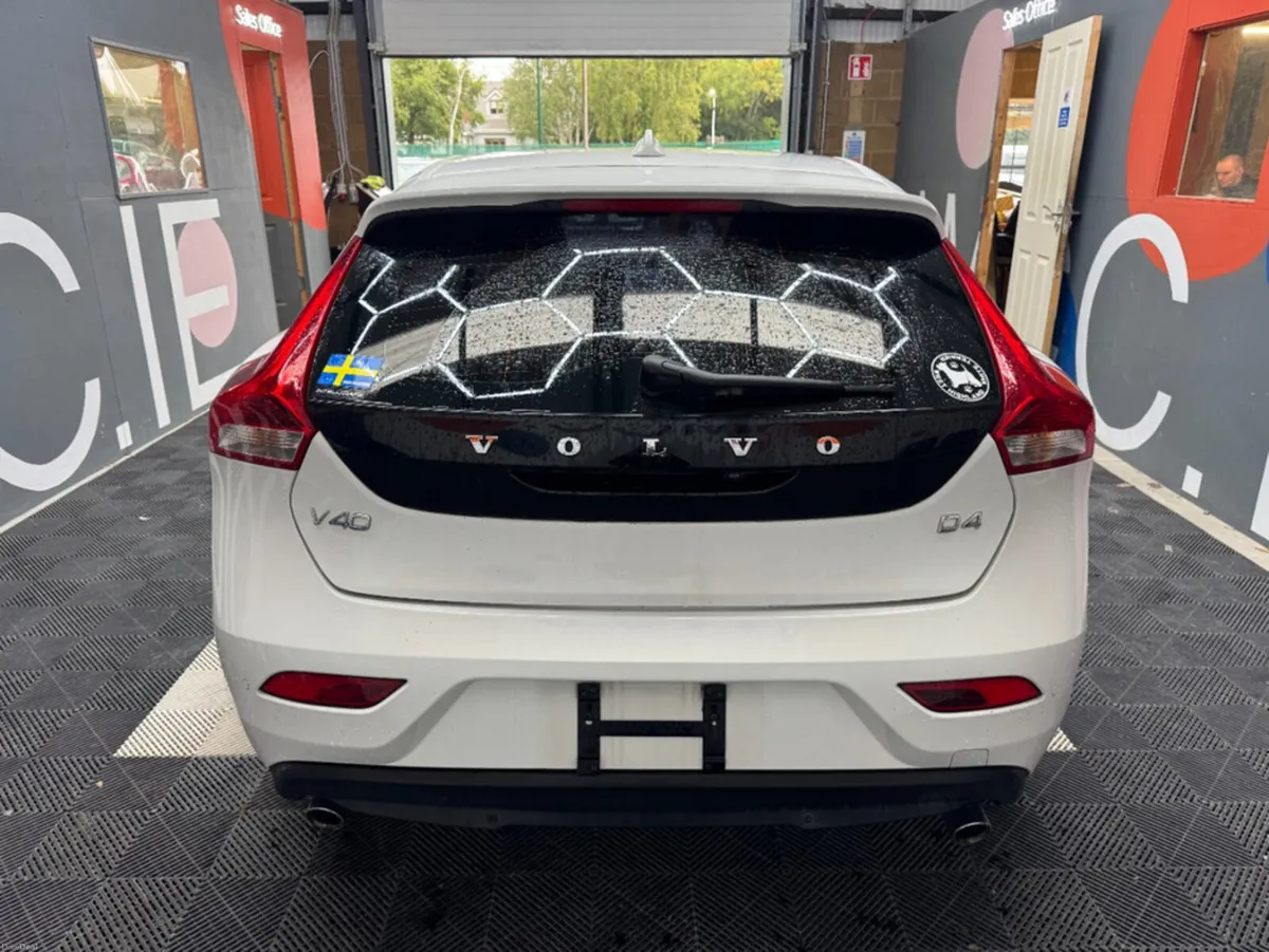 Volvo V40 2017 VOLVO V40 D4 MOMENTUM 2.0 AUTOMATIC - Image 4