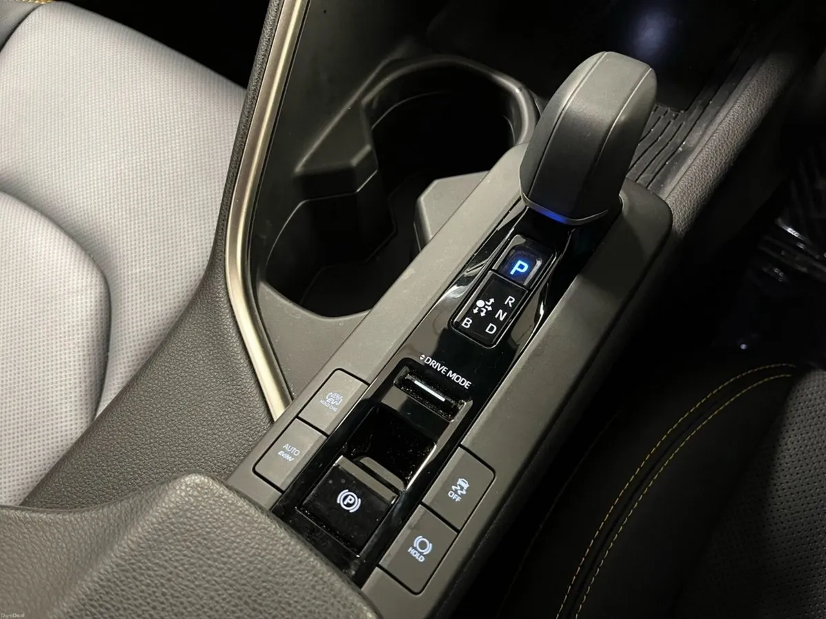 Toyota C-HR Premiere Edition 2.0P PHEV - Reversing - Image 4
