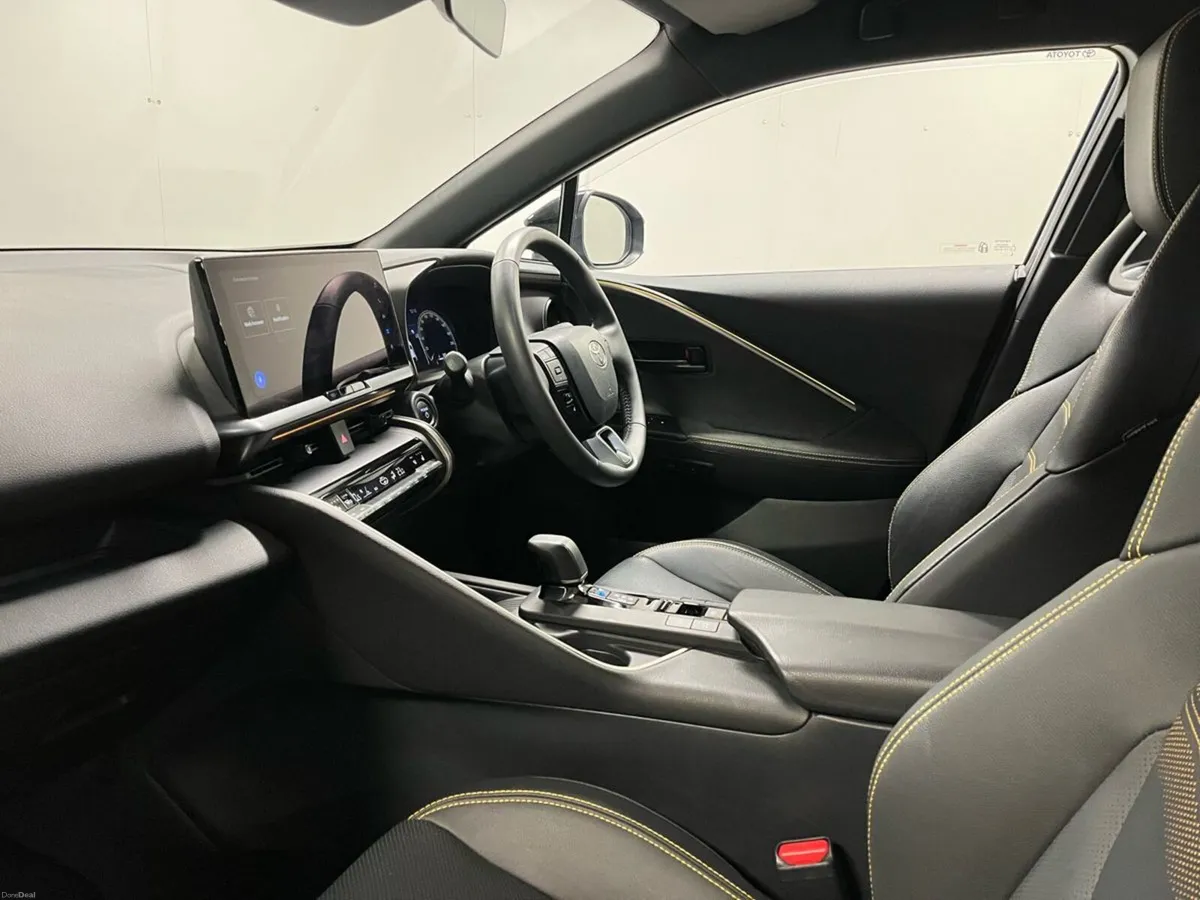 Toyota C-HR Premiere Edition 2.0P PHEV - Reversing - Image 6