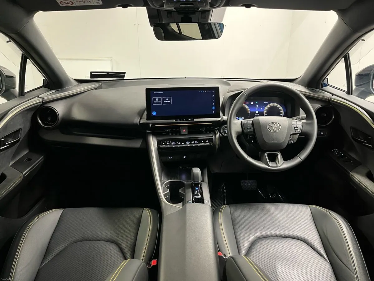 Toyota C-HR Premiere Edition 2.0P PHEV - Reversing - Image 2