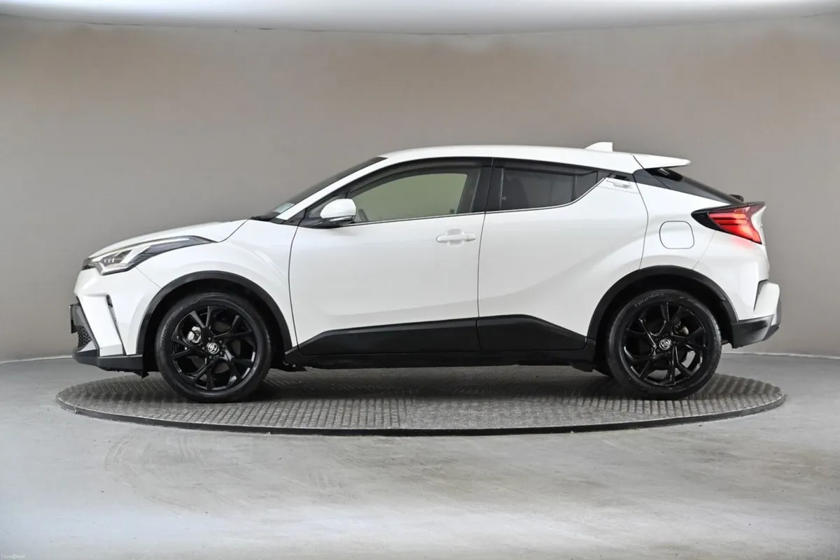 Toyota C-HR 1.8 HYBRID **HALF LEATHER**360 PAN CAM - Image 5