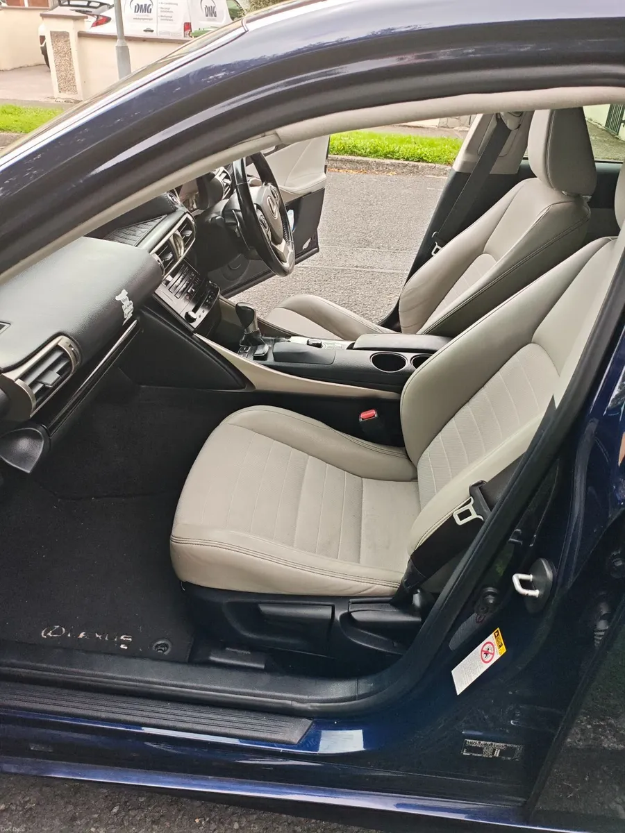 Lexus IS 300h 2013 - Image 5