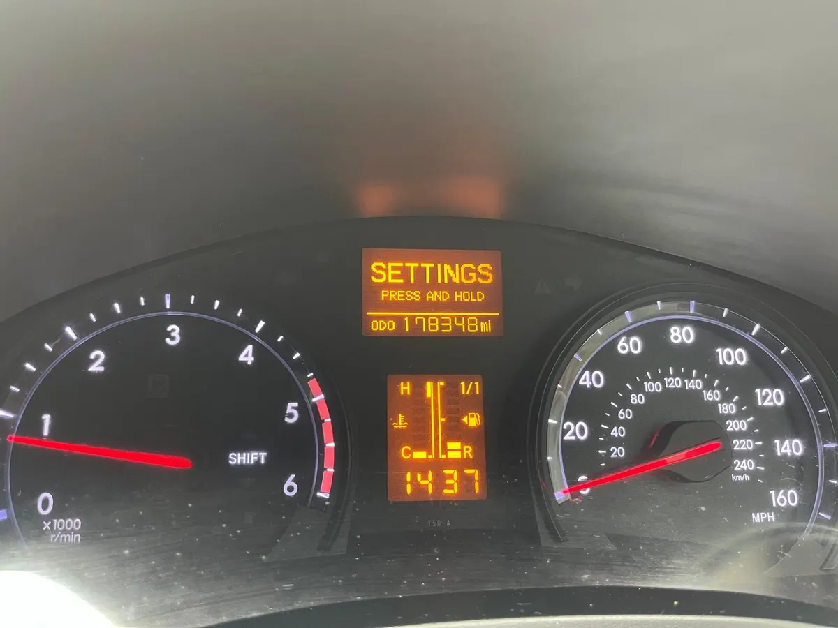 Toyota Avensis 2013 - Image 2