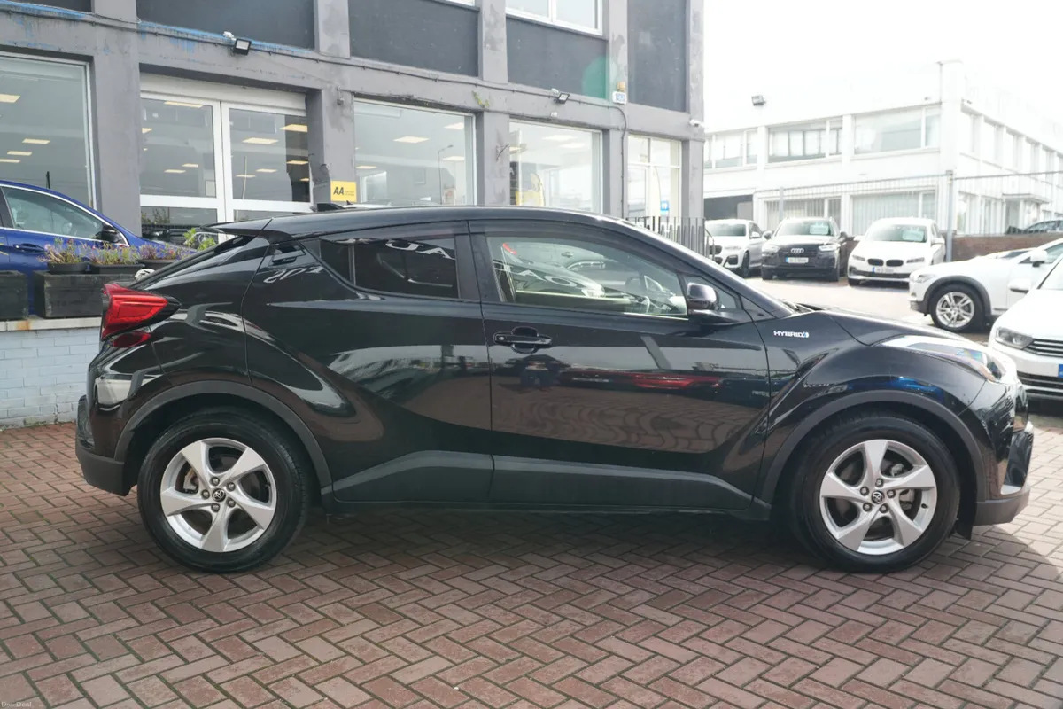 2017 TOYOTA C-HR PETROL HYBRID SYNERGY DRIVE - Image 3