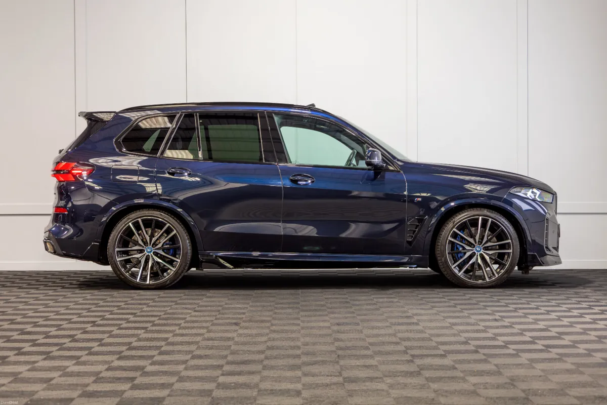 2025 BMW X5 X-Drive 50e M-Sport *Pan Roof - Image 6