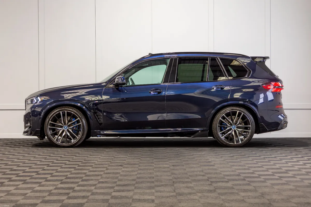 2025 BMW X5 X-Drive 50e M-Sport *Pan Roof - Image 3