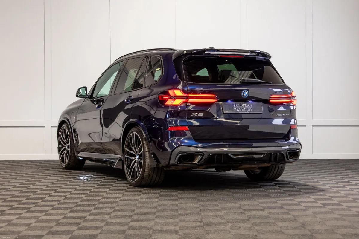 2025 BMW X5 X-Drive 50e M-Sport *Pan Roof - Image 4