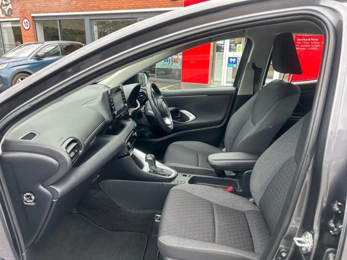 Toyota Yaris 1.5 HYBRID LUNA 4DR - Image 6