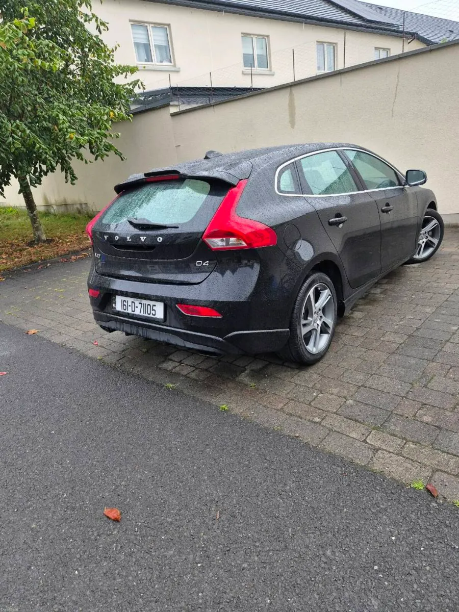 Volvo V40 - Image 1