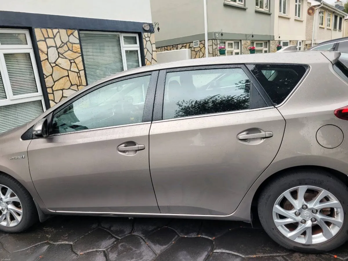 Toyota Auris Hybird automatic - Image 2