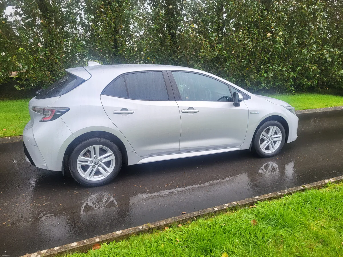 Toyota Corolla HYBRID AUTOMATIC - Image 2