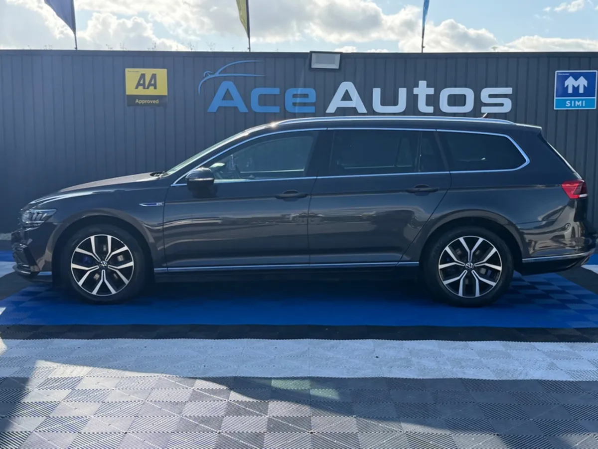 Volkswagen Passat GTE - 1.4L PETROL HYBRID - AUTO - Image 4