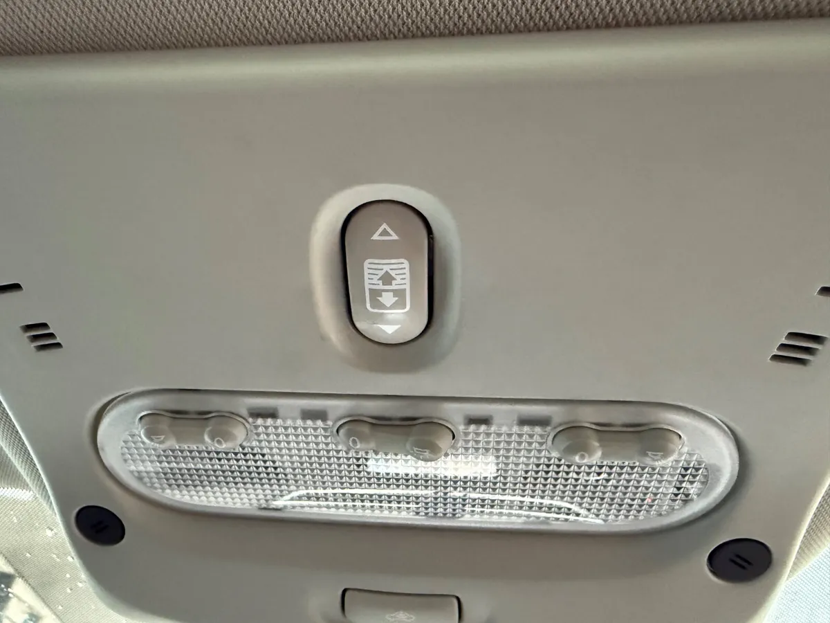 NISSAN QASHQAI  HIGH SPEC  LOW KM - Image 6