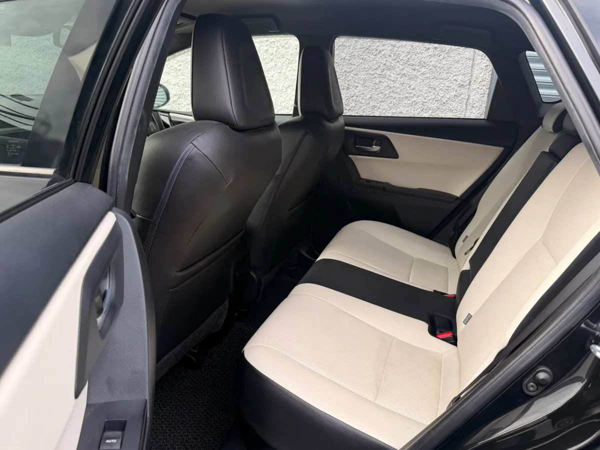 TOYOTA AURIS 2016 HYBRID WITH TOP SPEC - Image 6