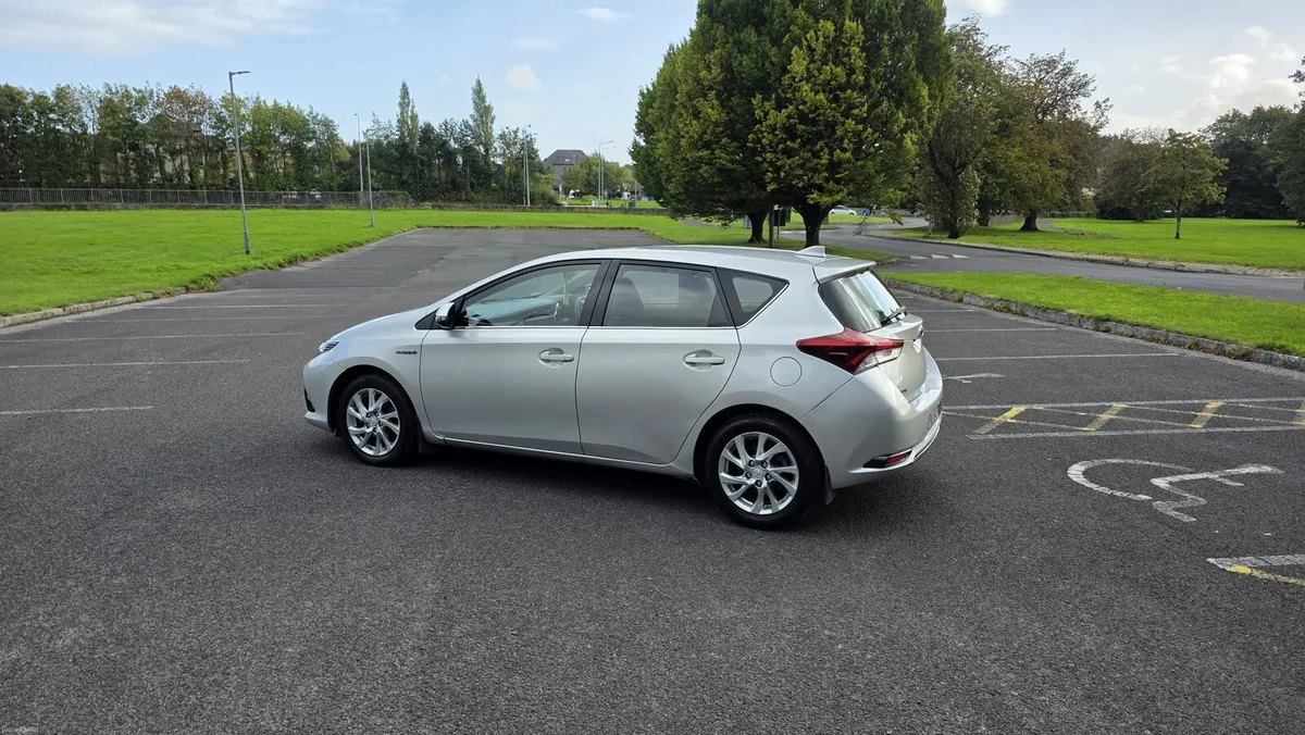 2015(152) Toyota Auris 1.8 Hybrid - Image 3