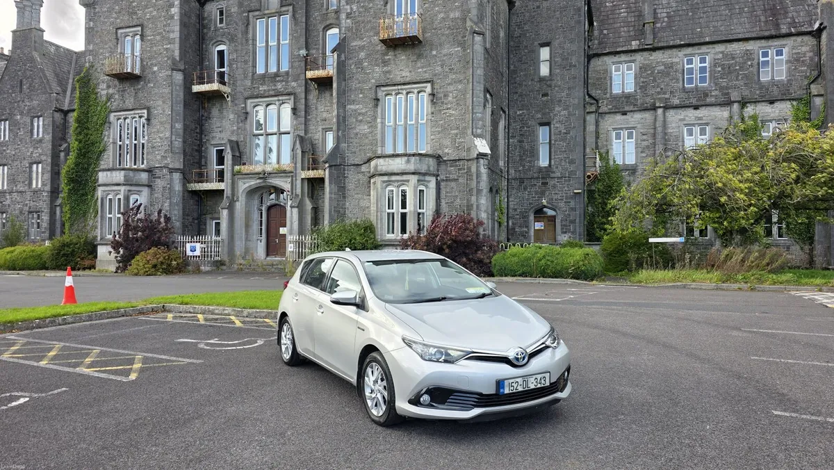 2015(152) Toyota Auris 1.8 Hybrid - Image 1