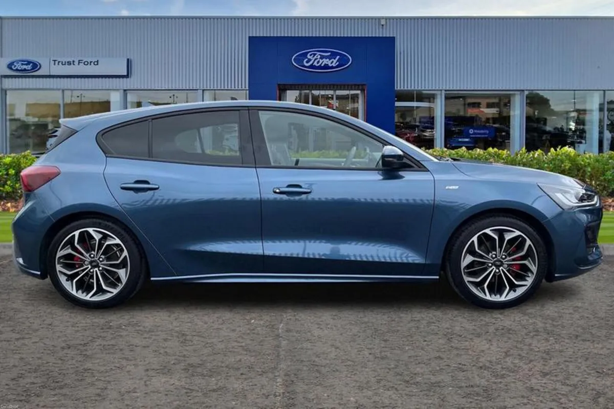 Ford Focus 1.0 EcoBoost Hybrid mHEV 155 ST-Line X - Image 3