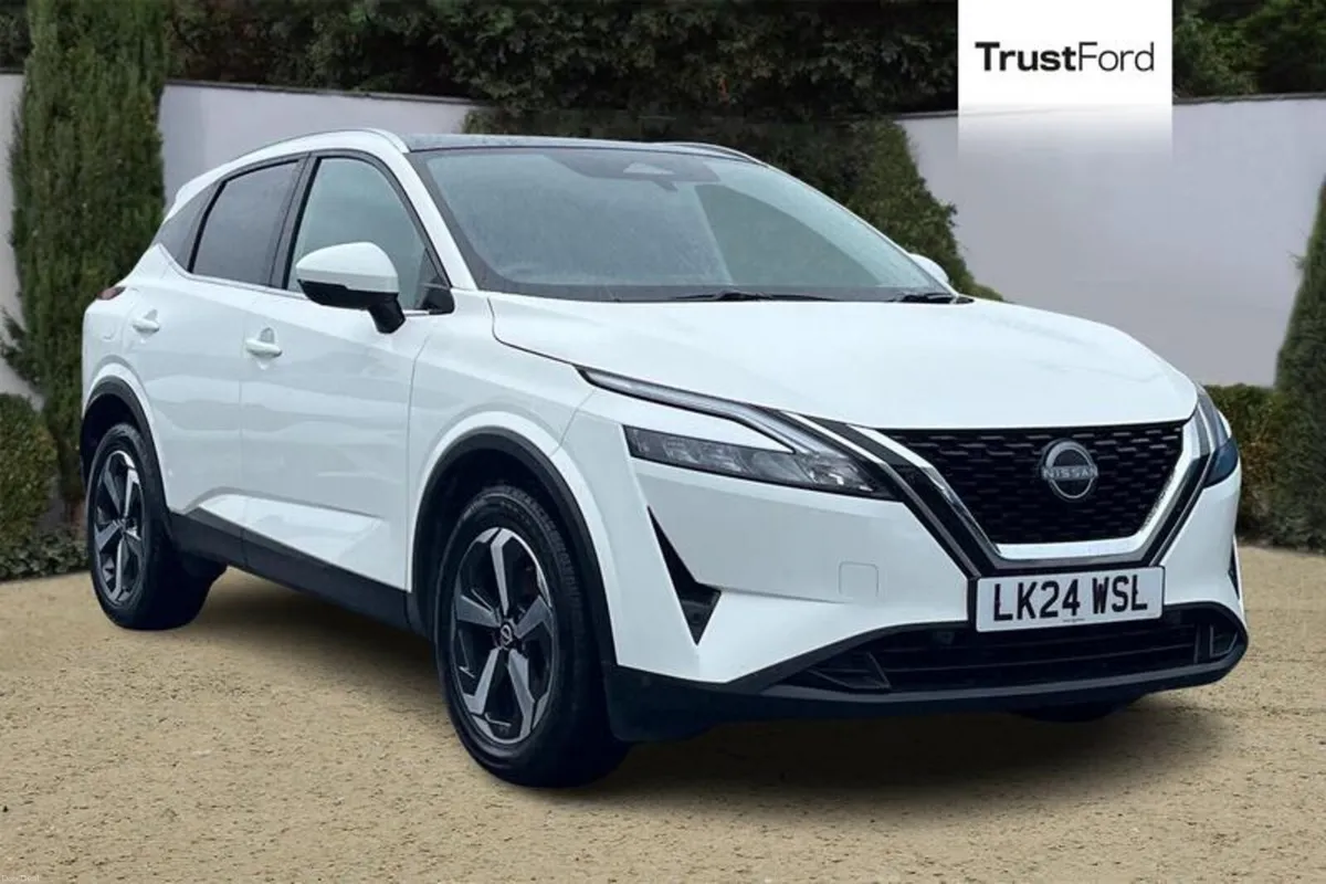 Nissan Qashqai 1.3 DiG-T MH N-Connecta [Glass Roof - Image 1