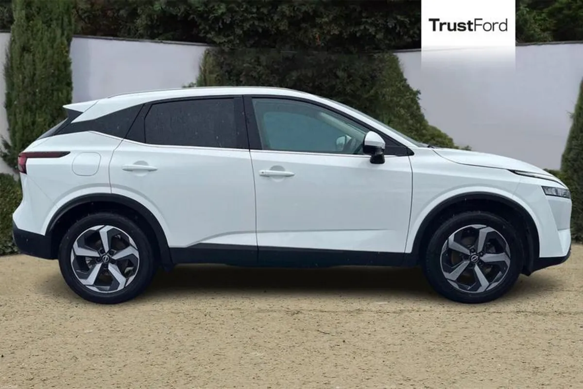 Nissan Qashqai 1.3 DiG-T MH N-Connecta [Glass Roof - Image 3