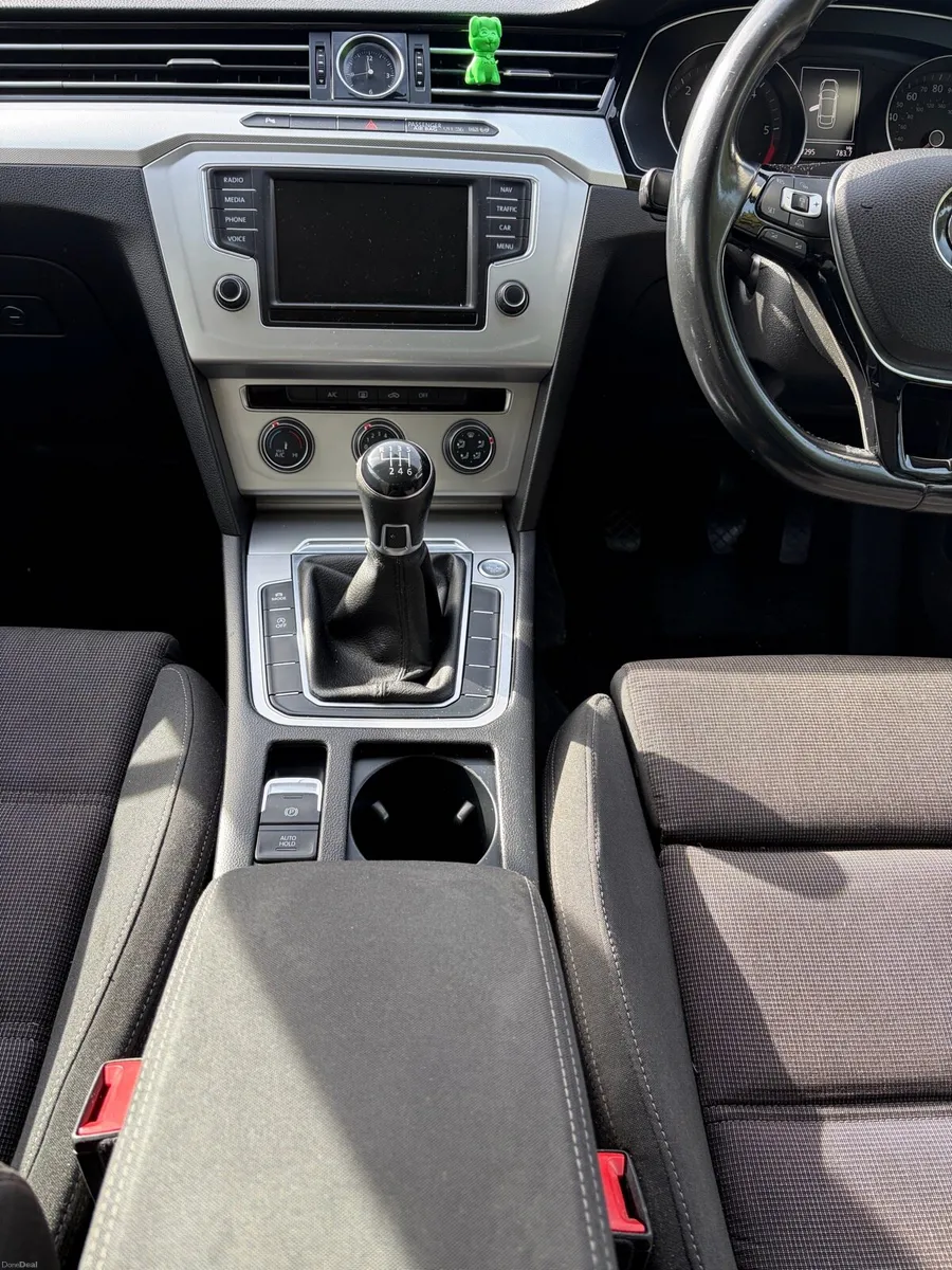 Volkswagen Passat - Image 4