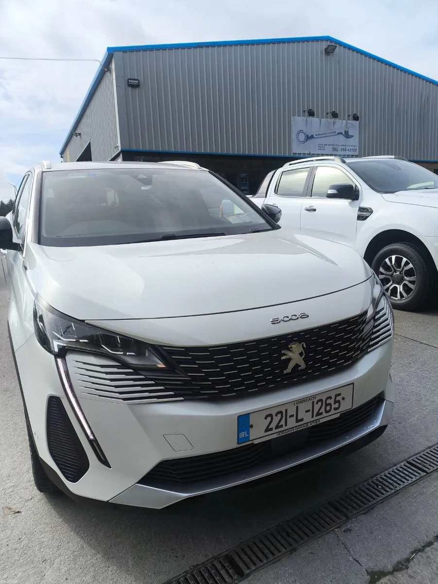 Peugeot 5008 2022 allure low klms - Image 2