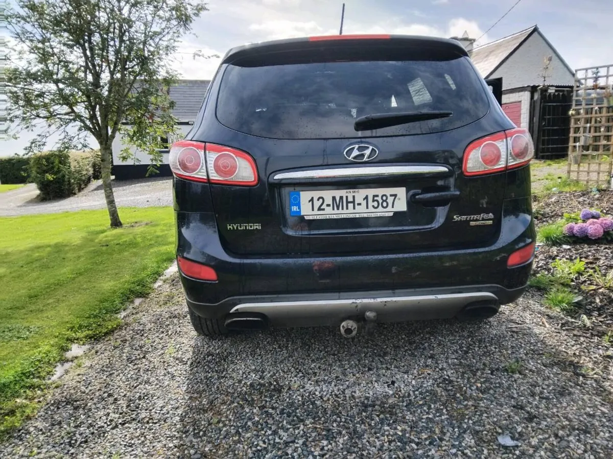 7 Seater Hyundai Santa Fe - Image 3