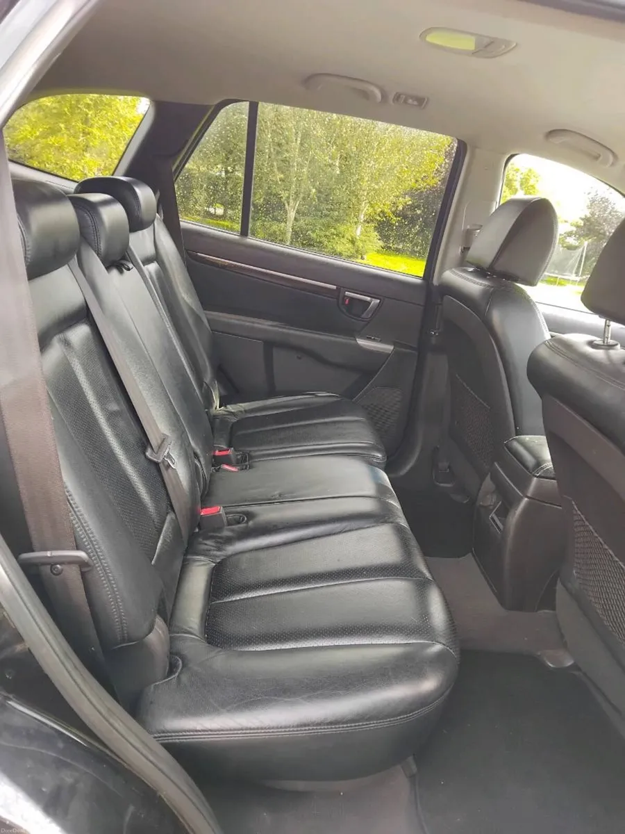 7 Seater Hyundai Santa Fe - Image 6