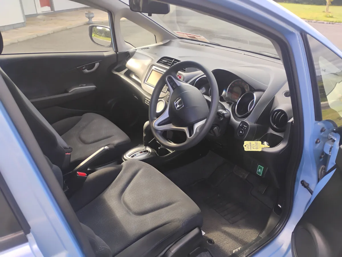 Honda Fit 2013  Automatic - Image 6
