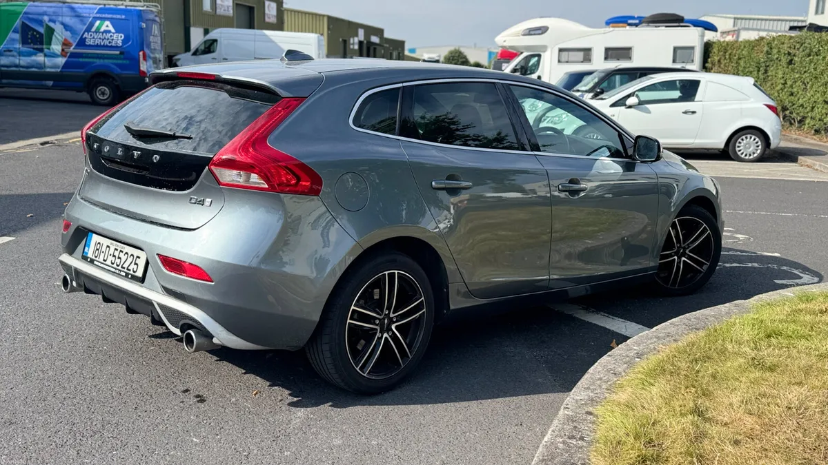 2018 Volvo V40 R-Design - Image 5
