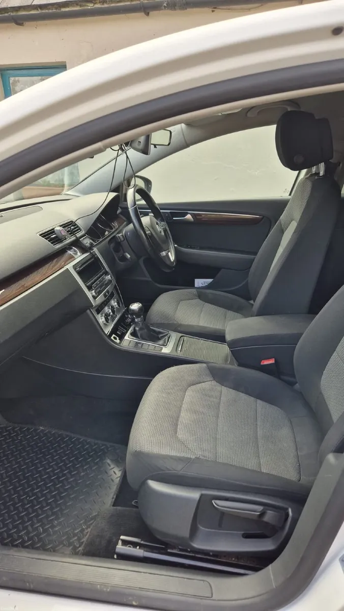 Volkswagen Passat 2012 - Image 4