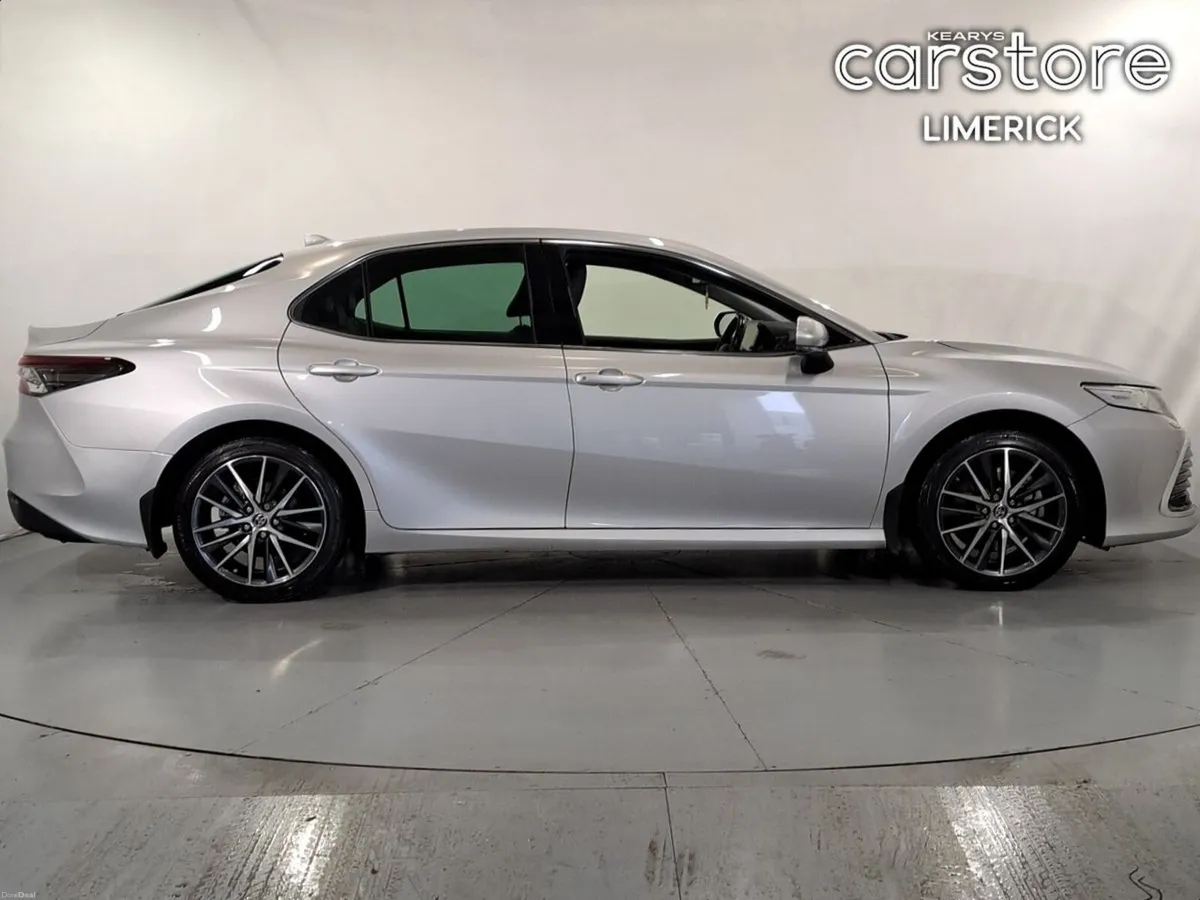 Toyota Camry 2.5 Hybrid Platinum Edition - Image 2
