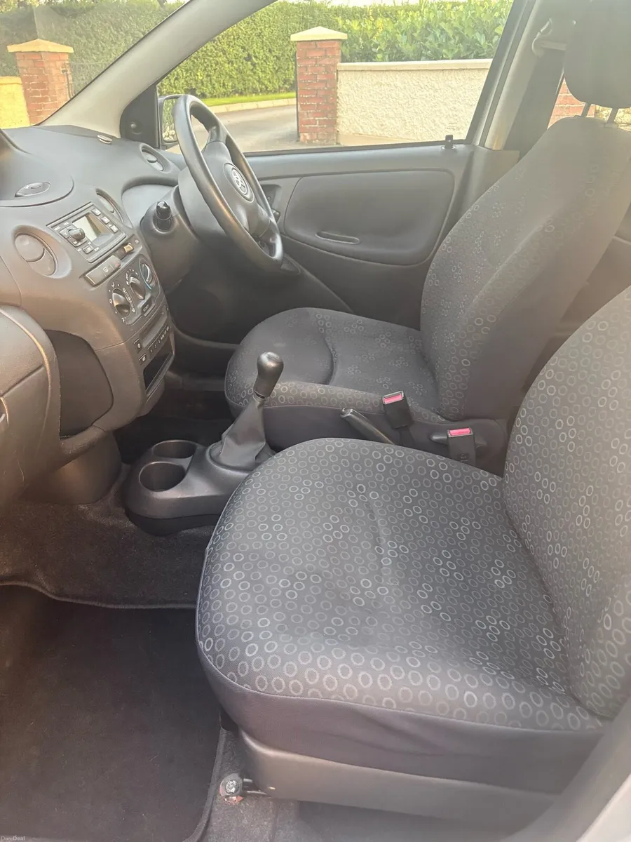 04 Toyota Yaris - Image 6
