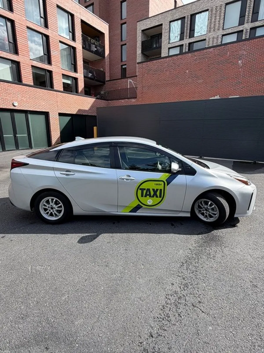2021 Toyota Prius - Image 2